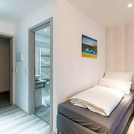 Отель Messe-hotelzimmer-appartements Леверкузен